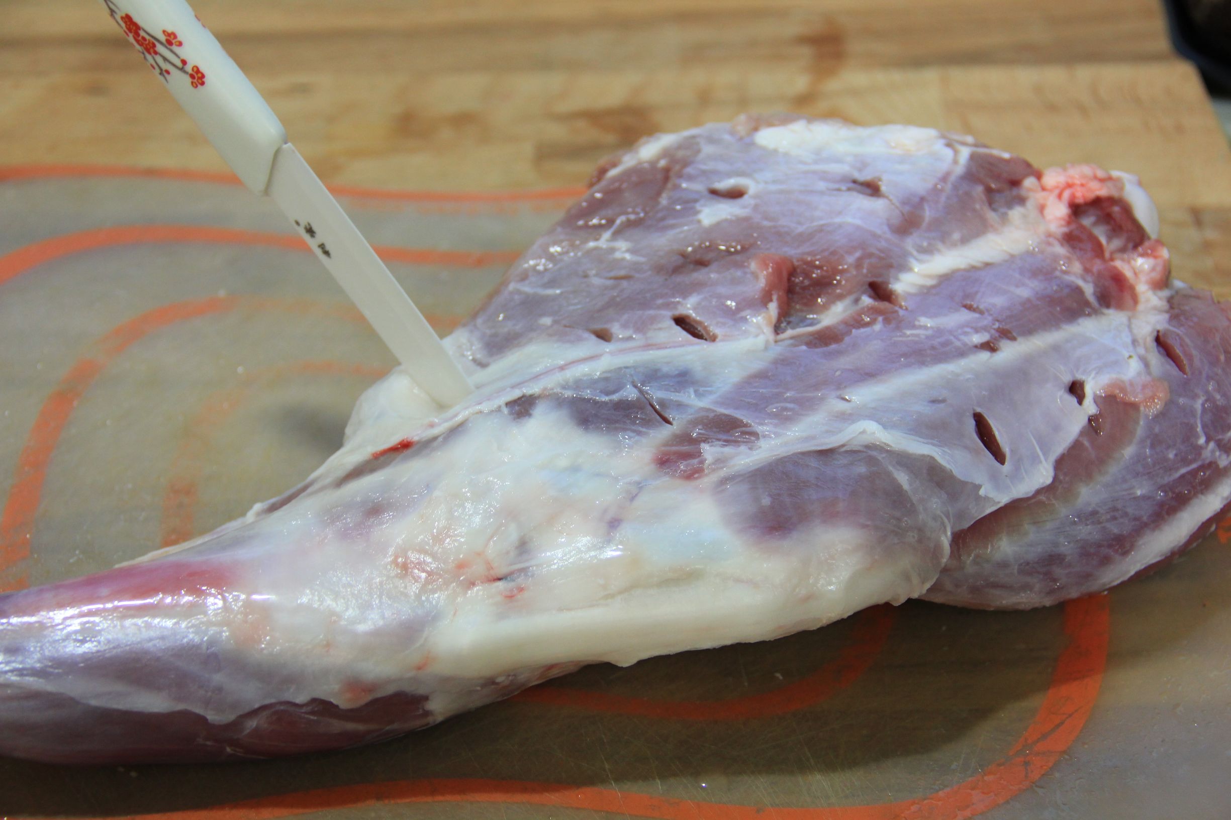 烤羊腿和烤小羊腿,羊腿怎么烤好吃碳烤羊腿