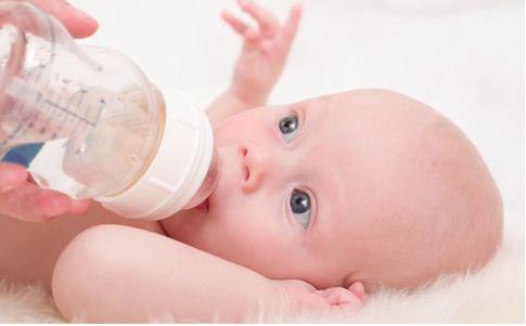 七个月宝宝尿少尿黄怎么回事,一岁半宝宝尿黄是什么原因