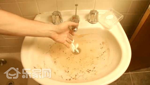 她不小心把泡腾片掉进洗手盆，家人竟然还连连赞好！