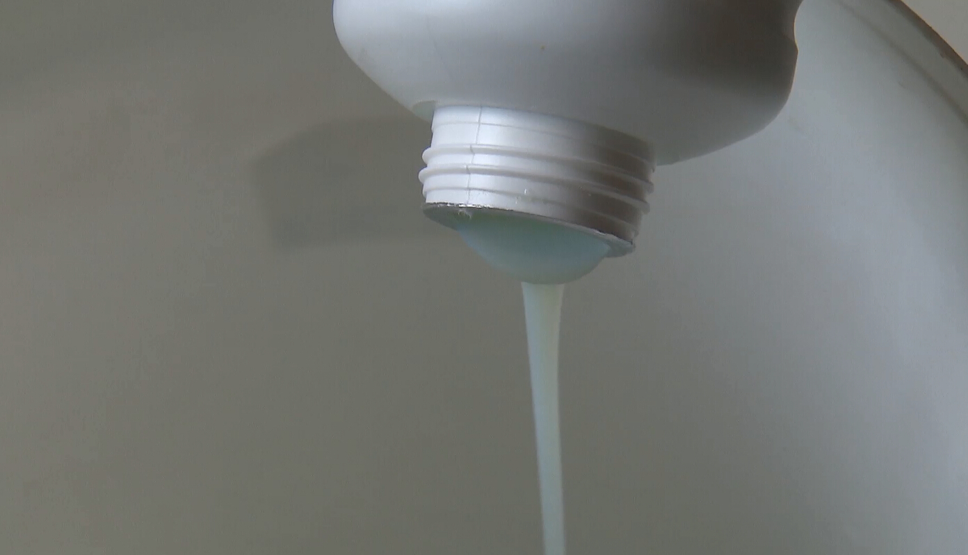 壁纸施工怎样避免溢胶,pvc壁纸怎么做到浓胶薄涂