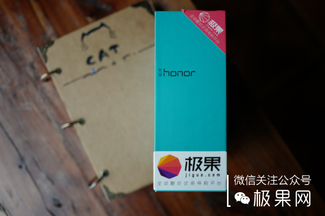 荣耀的这个电话充满心机，镜头竟可以翻转180°