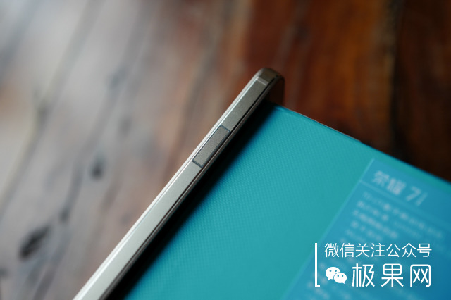 荣耀的这个电话充满心机，镜头竟可以翻转180°