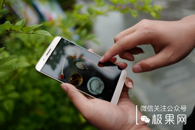 荣耀的这个电话充满心机，镜头竟可以翻转180°