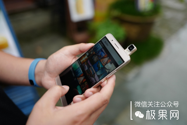 荣耀的这个电话充满心机，镜头竟可以翻转180°