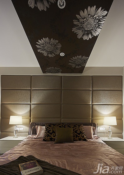 榻榻米软包床头效果图,简约主卧床头软包效果图