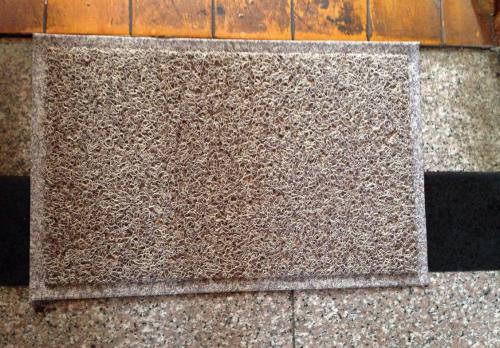 进门口的地垫上总是很脏,家里的地垫脏了怎么清洗