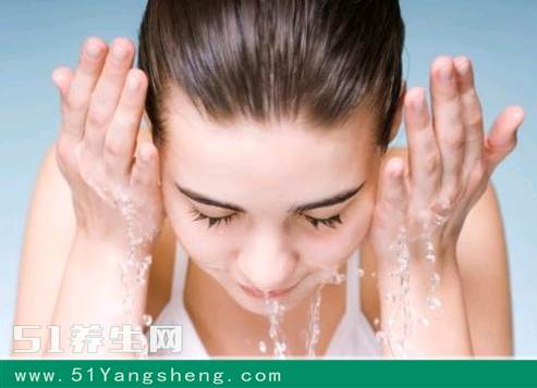 夏天男生脸上出油,夏天脸上出油用什么护肤品