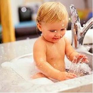 宝宝长痱子怎么办呀,出汗长痱子怎么解决