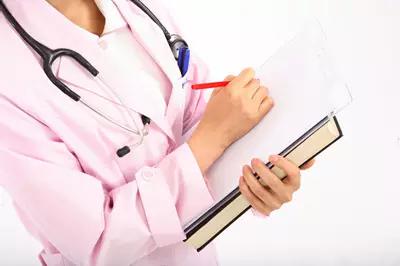 “陈”言微语话健康：宝宝旅途发烧怎么办？