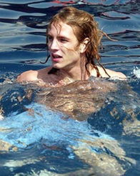 他被称世界最迷人王子，生孩在前，结婚在后，妻子家160亿美金