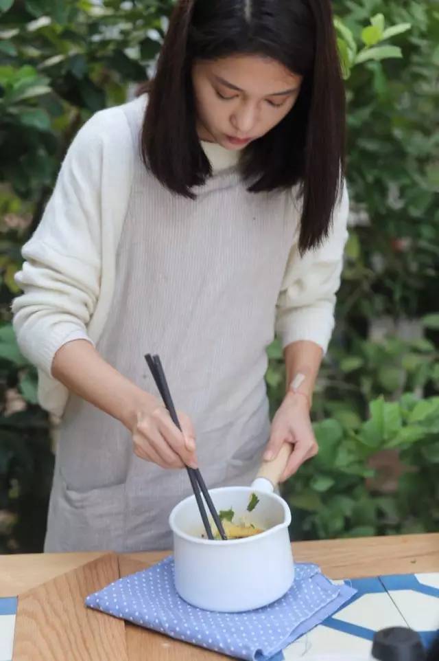 厦门三个女生开了家超美川菜馆，一道水煮肉片就收下无数膝盖！