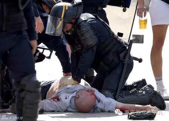 别怂，怼他~英俄球迷干上了！