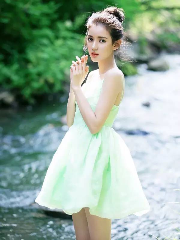 夏天穿搭指南轻松美得高级,夏天美的穿搭什么风格