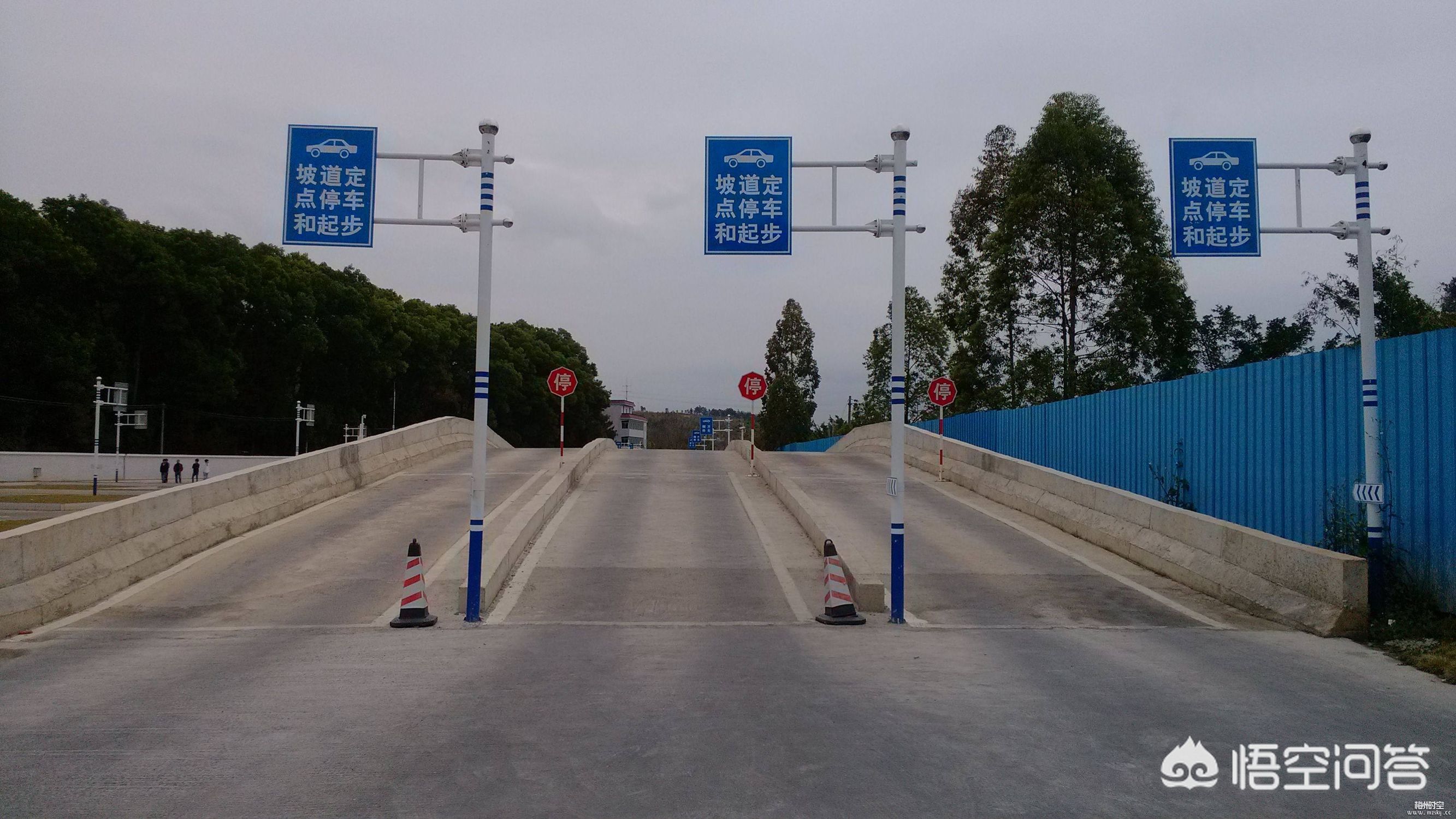 科二考试遇到陡坡怎么办,科二上坡大于三十公分怎么修正