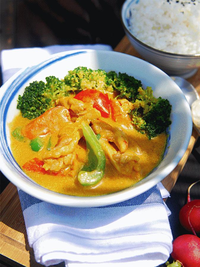 厦门三个女生开了家超美川菜馆，一道水煮肉片就收下无数膝盖！