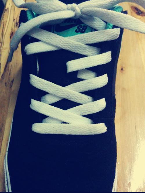 鞋舌一体不跟脚怎么办,鞋舌一只歪一只不歪质量问题吗