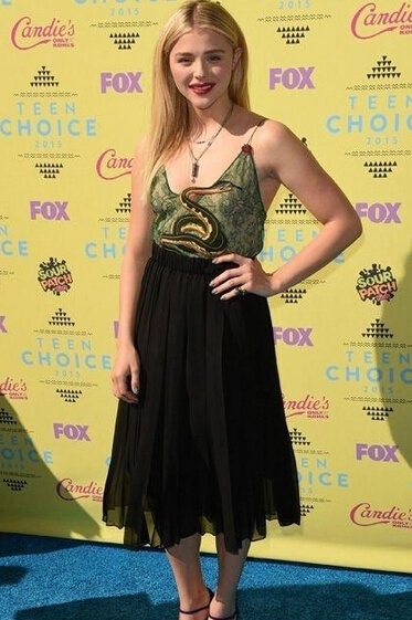 脖子短适合怎么穿,脖子短就不漂亮吗