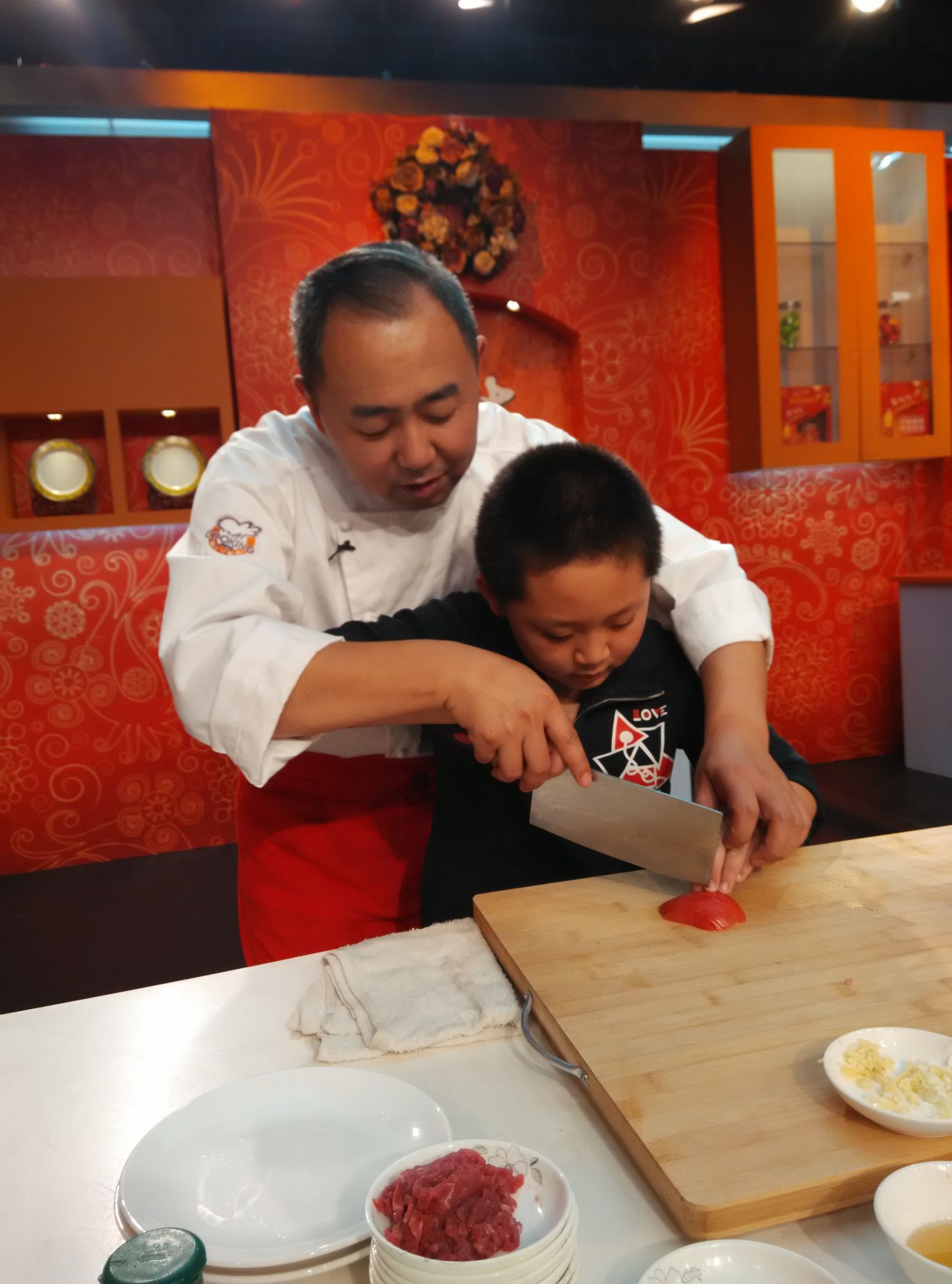 小小厨师成长记300字作文,新学员学厨师切菜教学