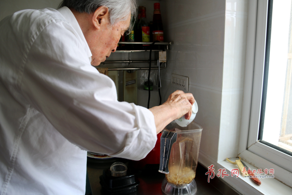 青岛有个93岁的网购达人衣柜里全是“爆款”