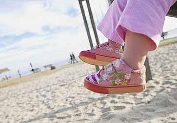 怎么给宝宝选合适脚码的鞋子,宝宝小脚丫适合穿什么鞋