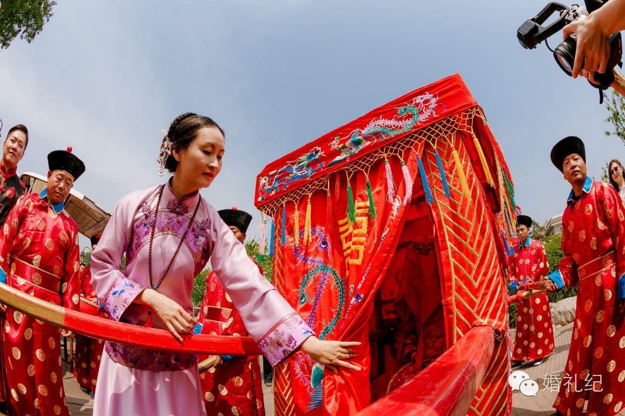 分毫不差按清朝老北京规矩结婚新郎三支箭射向端庄典雅新娘