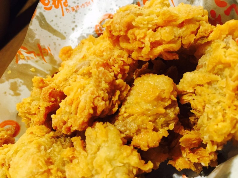 团长探店这是欧巴代言的炸鸡店！你们都不要拦我！我必须要去