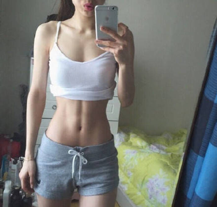 60岁阿姨像20岁少女,60岁阿姨看起来像20多岁的女人