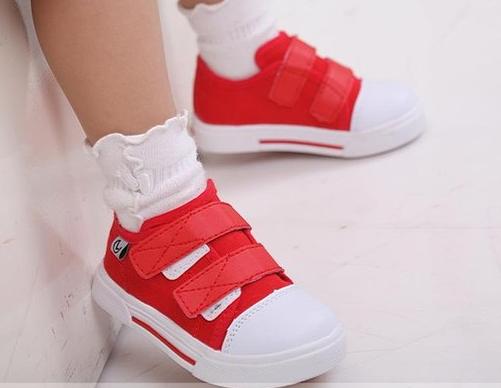 怎么给宝宝选合适脚码的鞋子,宝宝小脚丫适合穿什么鞋