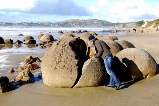 新西兰摩拉基大圆石的形成原因,新西兰圆石图片