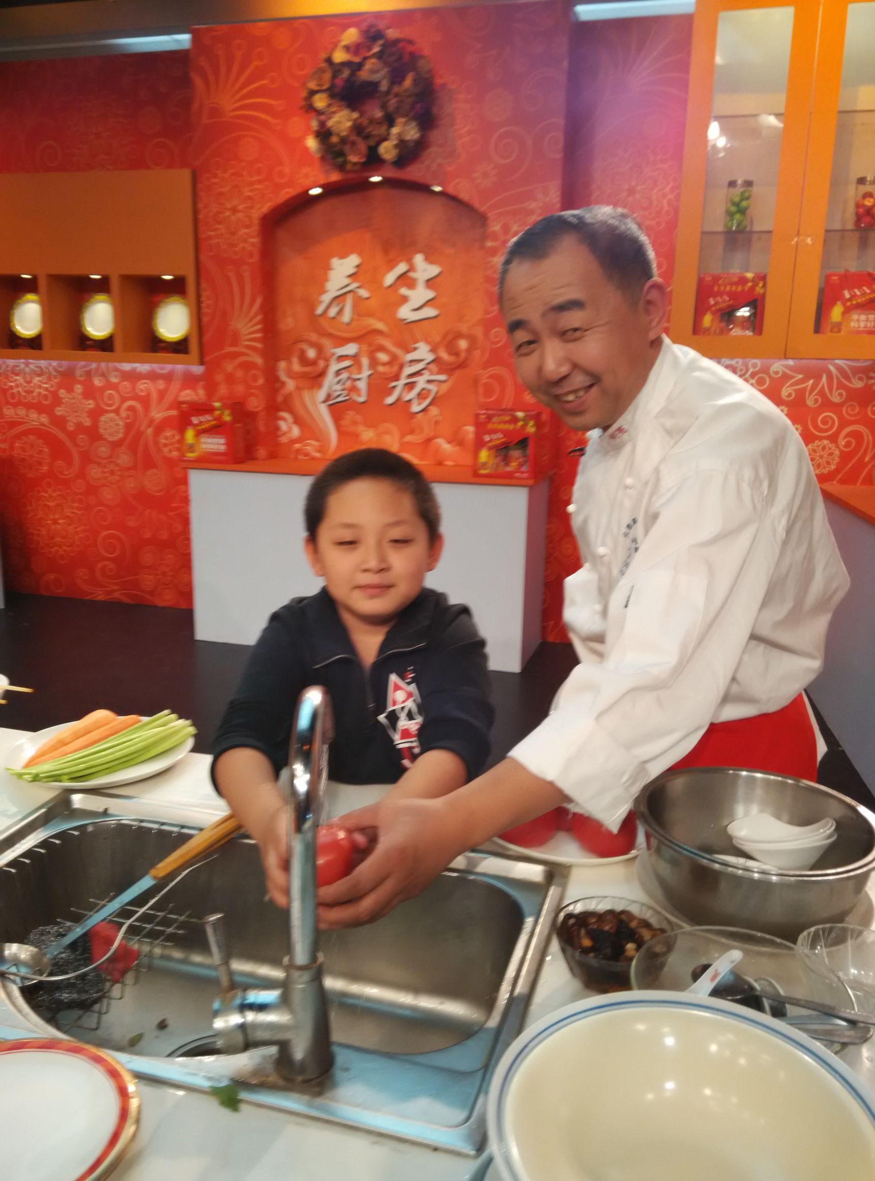 小小厨师成长记300字作文,新学员学厨师切菜教学