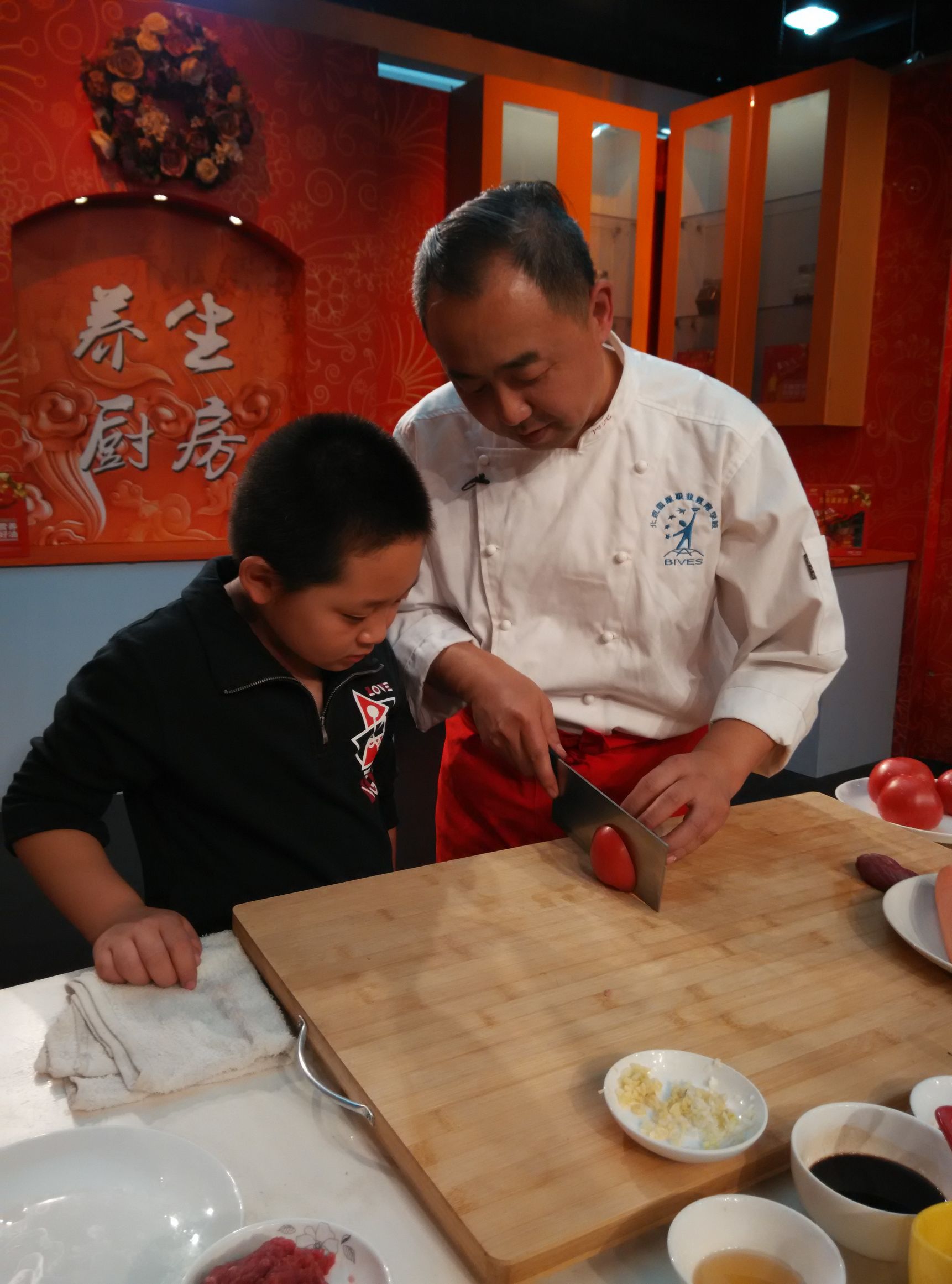 小小厨师成长记300字作文,新学员学厨师切菜教学