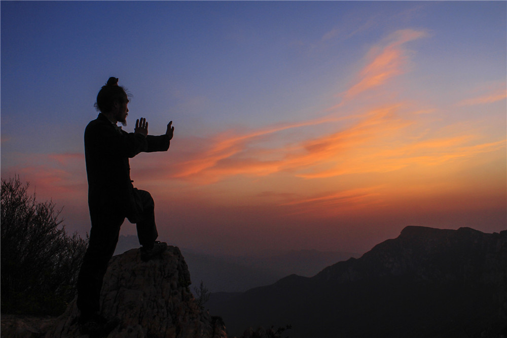 80后小伙隐居嵩山最高峰8年，怎么做到的？｜豫记