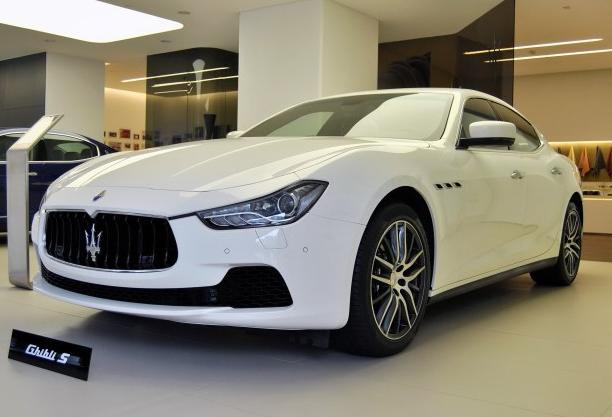 百万豪车定损维修3万元多吗,玛莎拉蒂全车喷漆翻新