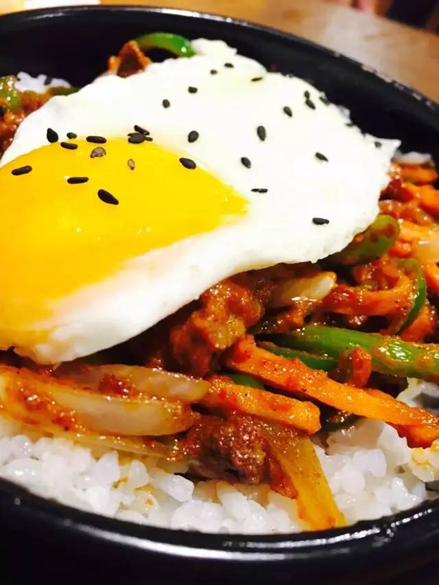 团长探店这是欧巴代言的炸鸡店！你们都不要拦我！我必须要去