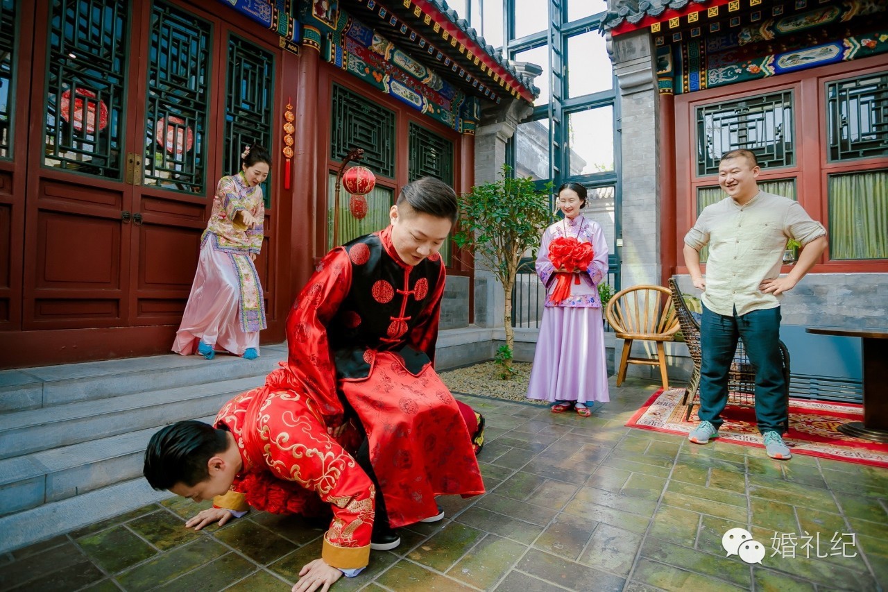 分毫不差按清朝老北京规矩结婚新郎三支箭射向端庄典雅新娘