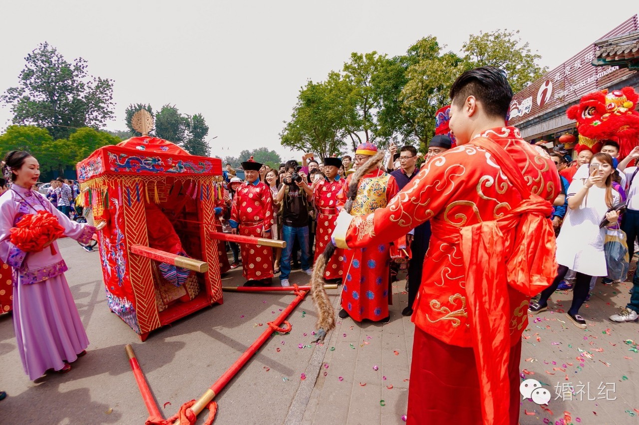 分毫不差按清朝老北京规矩结婚新郎三支箭射向端庄典雅新娘