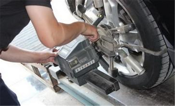 四轮定位车轮跑偏怎么解决,车轮跑偏怎样维修