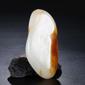 金皮白玉籽料视频,和田玉籽料青白色手把件精品价格