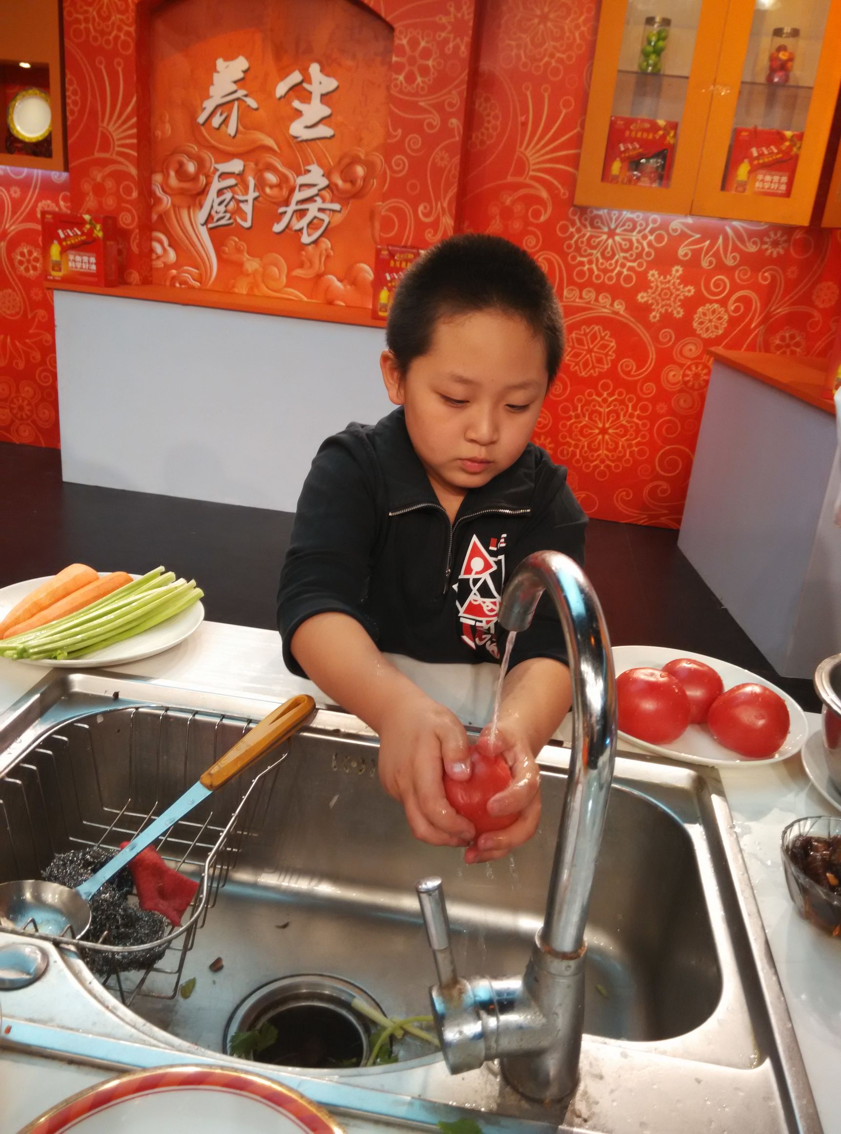 小小厨师成长记300字作文,新学员学厨师切菜教学