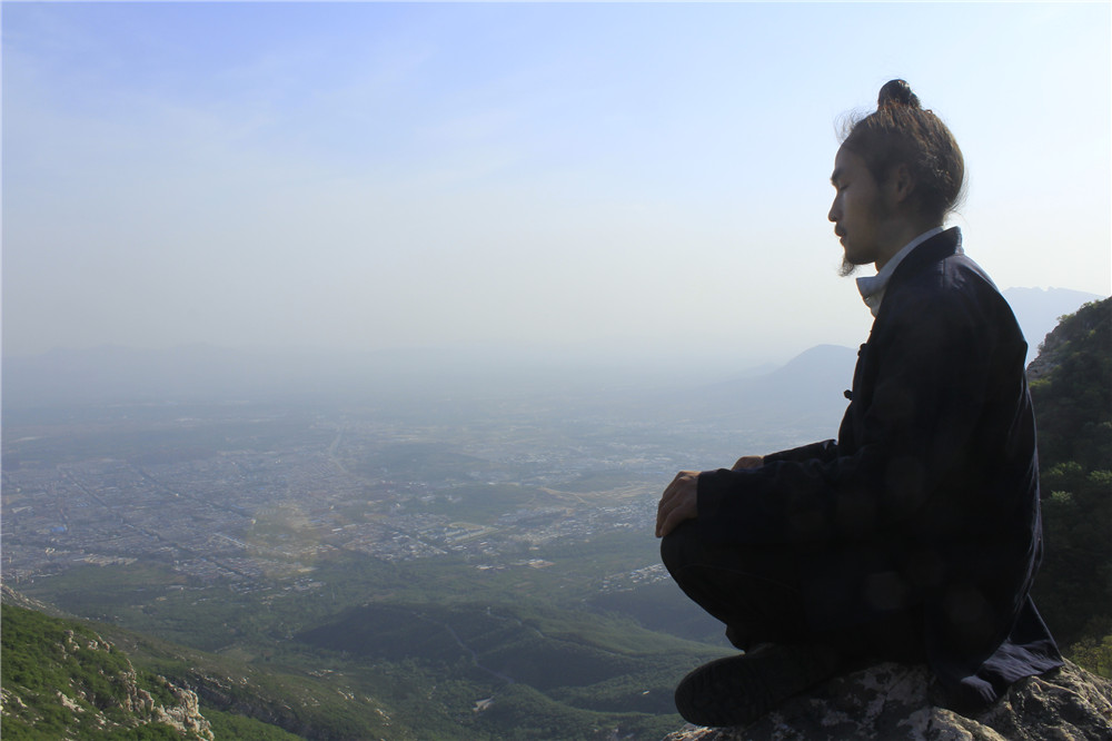 80后小伙隐居嵩山最高峰8年，怎么做到的？｜豫记