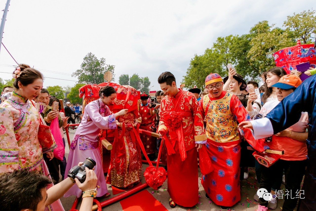 分毫不差按清朝老北京规矩结婚新郎三支箭射向端庄典雅新娘