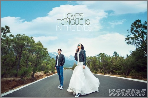 V2视觉婚纱摄影,自己拍照怎么拍复古婚纱写真