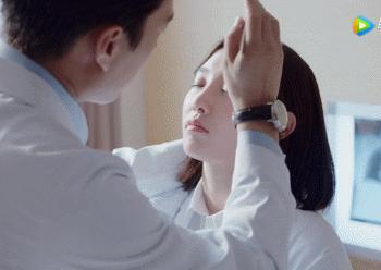 靳东的刘海造型怎么做,靳东做过整形吗