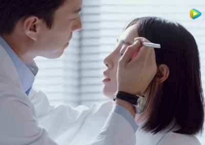 靳东的刘海造型怎么做,靳东做过整形吗