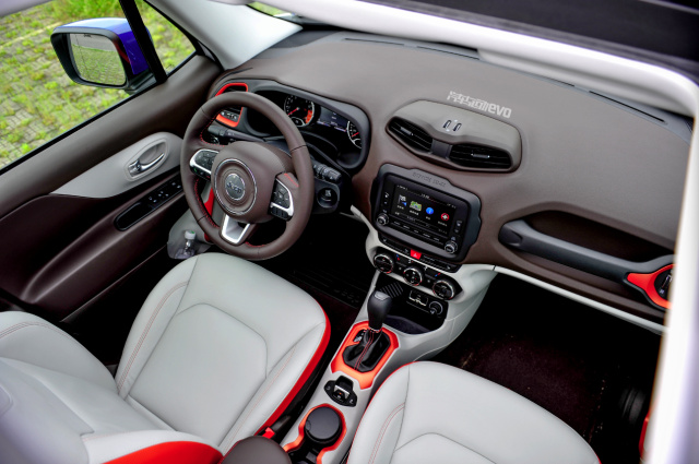 自由侠jeep试驾视频,jeep自由侠试驾第一人称