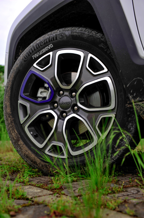 自由侠jeep试驾视频,jeep自由侠试驾第一人称