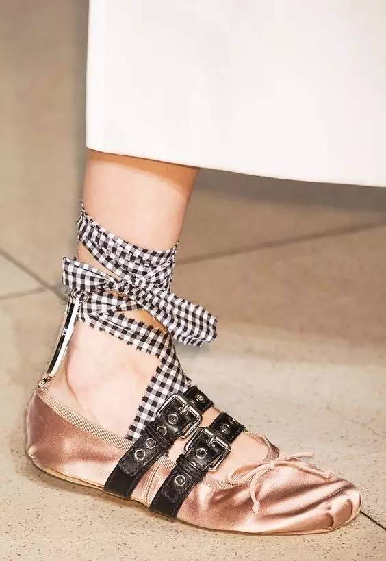 每日星范|林志玲让她健步如飞的芭蕾鞋，不只杨幂喜欢，连奥黛丽赫本也被圈粉啦！