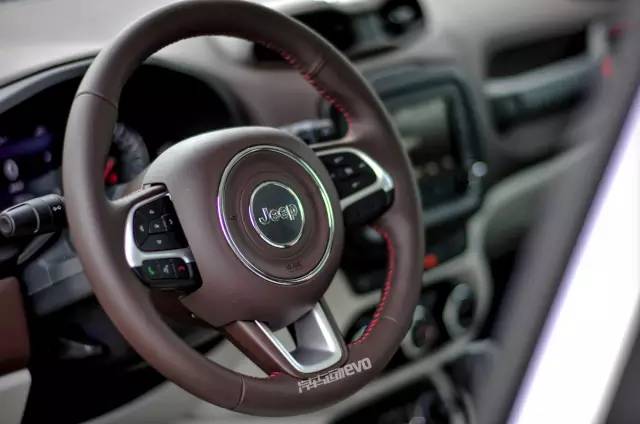 自由侠jeep试驾视频,jeep自由侠试驾第一人称