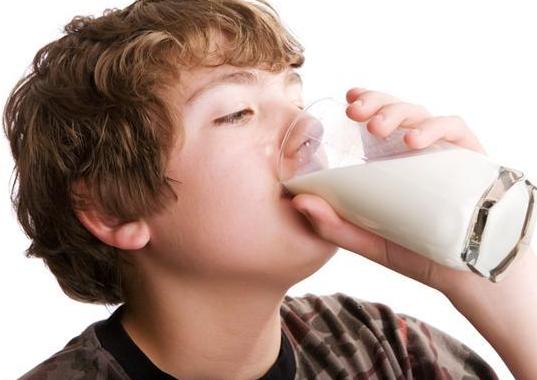 晚上喝牛奶怎么伤胃,晚上喝牛奶的正确喝法