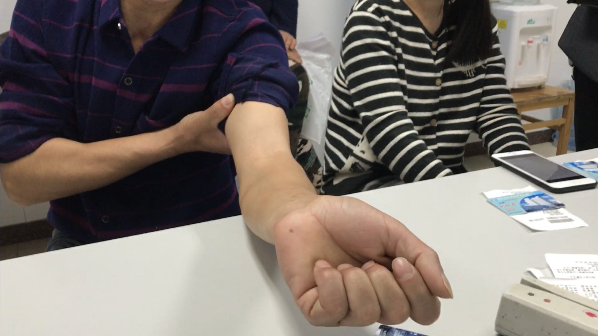 20年前肘关节伸不直,肘关节顶住墙怎么治疗